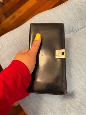 LAMBERTSON T R U E X 
Classic Black Leather Women's Wallet with Gold-Tone Clasp